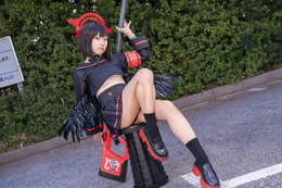 セクシーなミニ丈制服X巨大スナイパーライフルがど迫力！ 「ブルアカ」マシロの躍動感溢れるポージングにも目を奪われるー人気レイヤー・音琴ひつじ 画像