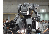 ワンフェス2012夏に登場　搭乗可能な巨大ロボット「クラタス」、幕張メッセに立つ 画像